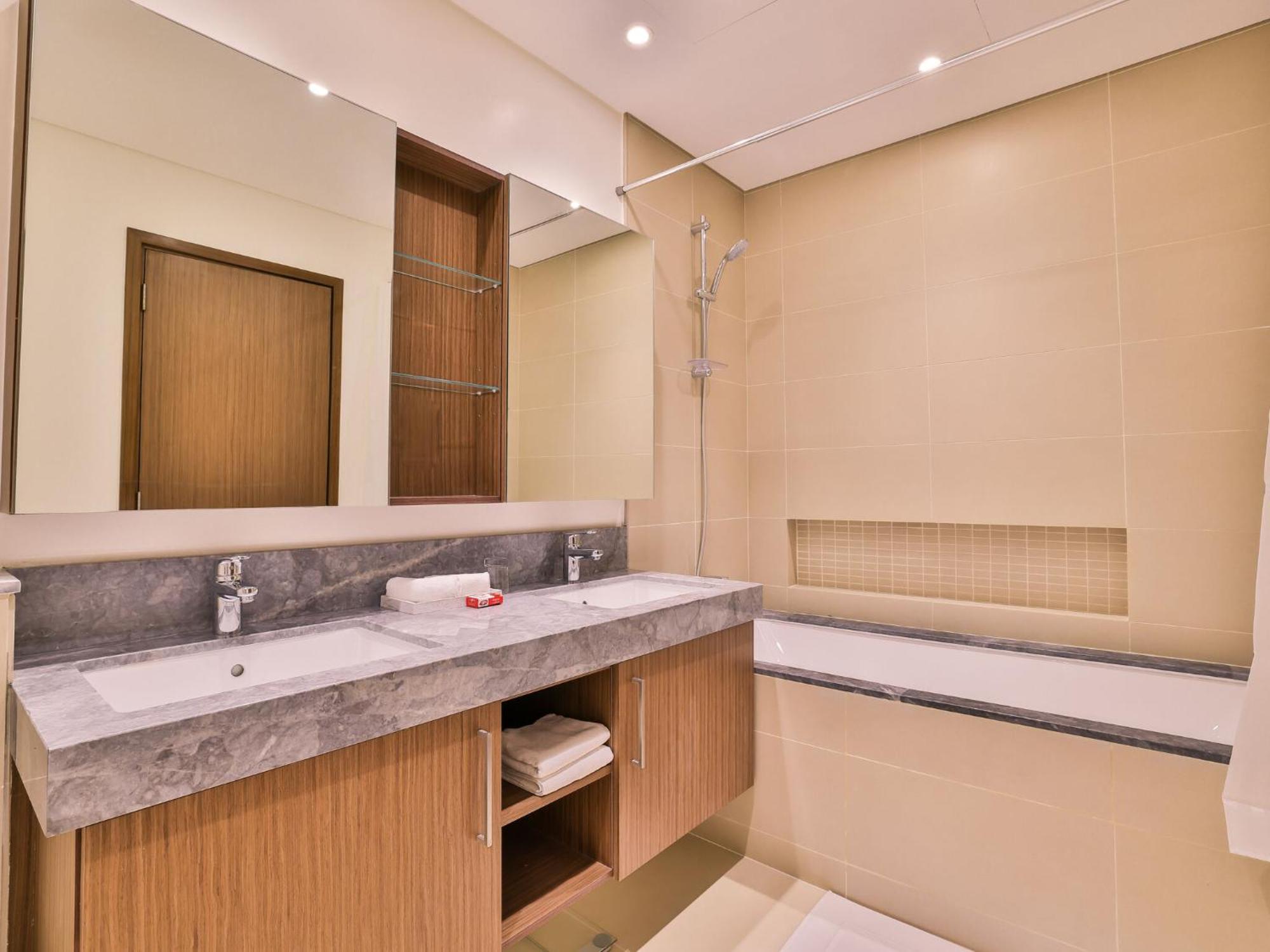 Luxurious Apartments Dubai Marina Views Pool Gym By Sojo Stay Exterior photo